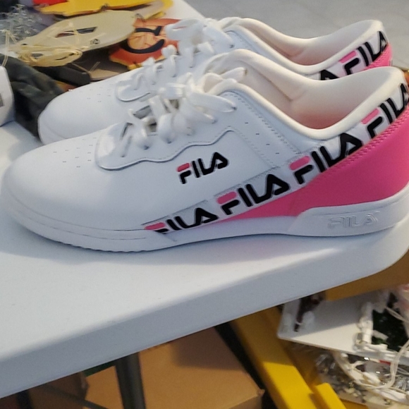 NWOT Ladies Fila tennis shoes size 11 - Picture 3 of 4